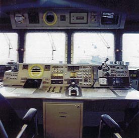 [Le pupitre passerelle.]